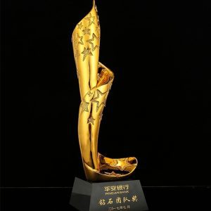 Cúp vàng biểu tượng vươn lên in logo