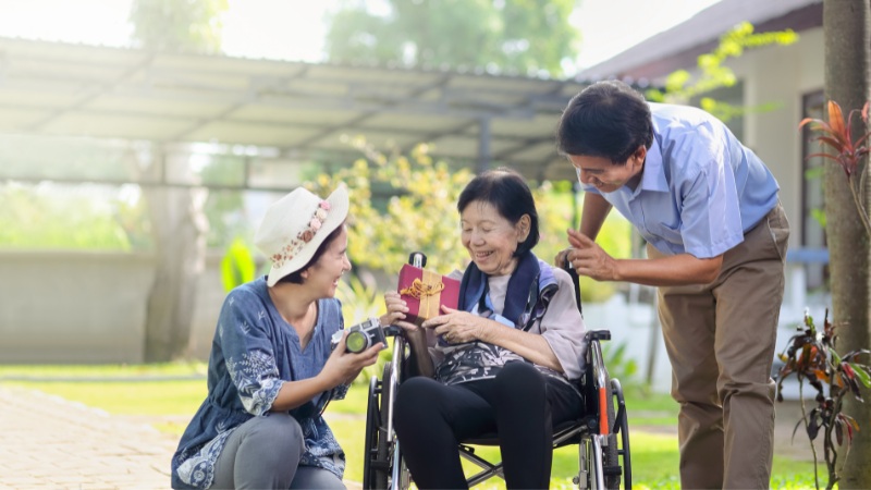 Hãy tặng mẹ chồng món quà bằng cả tấm lòng