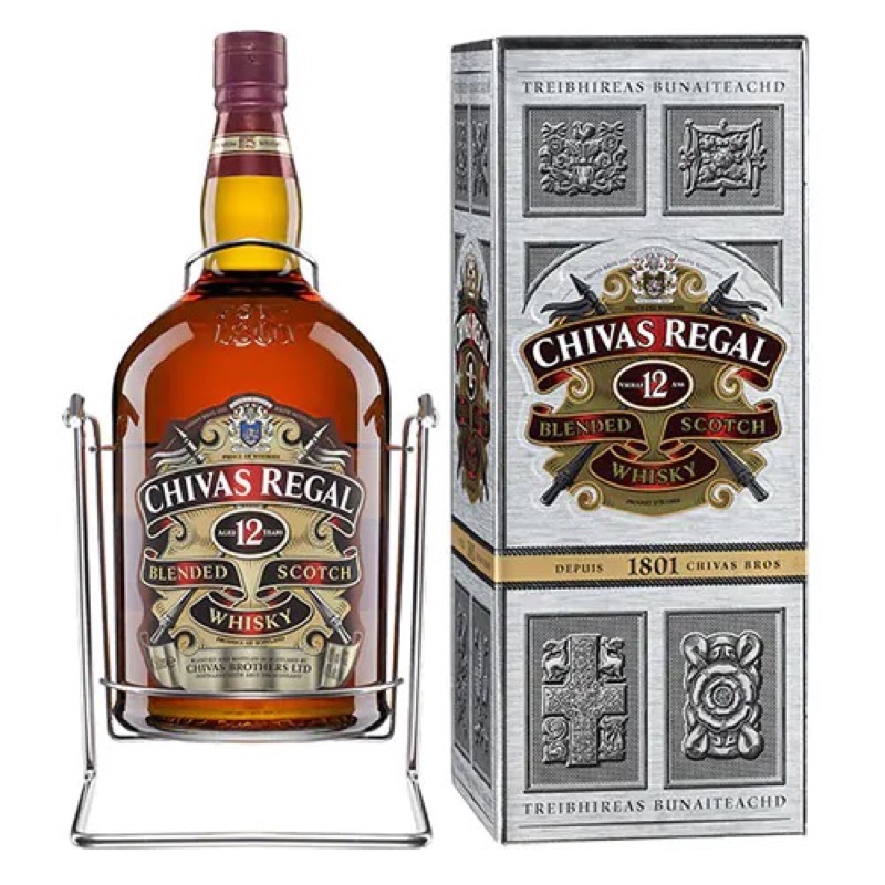 Ảnh 2: Một chai Chivas 12 năm, kèm kệ đỡ sang trọng là quà tặng khai trương phòng khám ý nghĩa