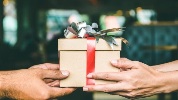 Cách ứng xử khi nhận quà