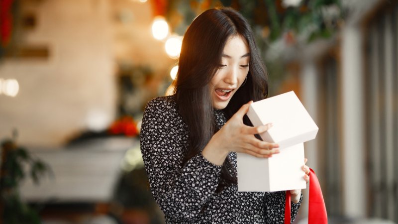 Có nên mở quà ngay trước mặt người tặng hay không?